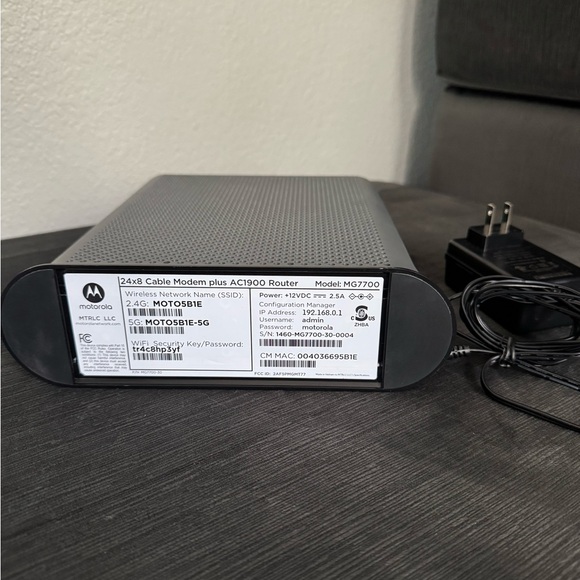 Motorola 24x8 Cable Modem plus AC1900 Router - Picture 3 of 3